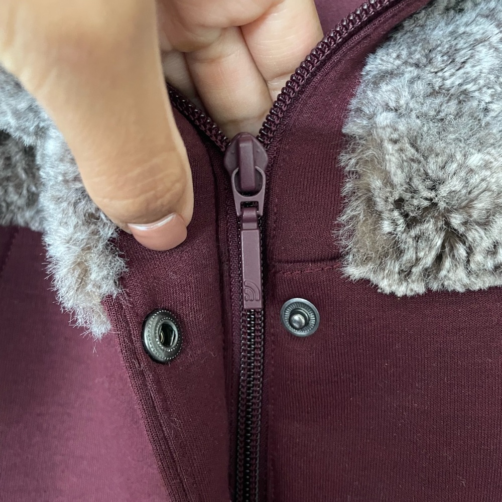 The North Face Woman’s Burgundy Hybirnation Thermal 3D Faux Fur Gorpcore Vest - Picture 4 of 7